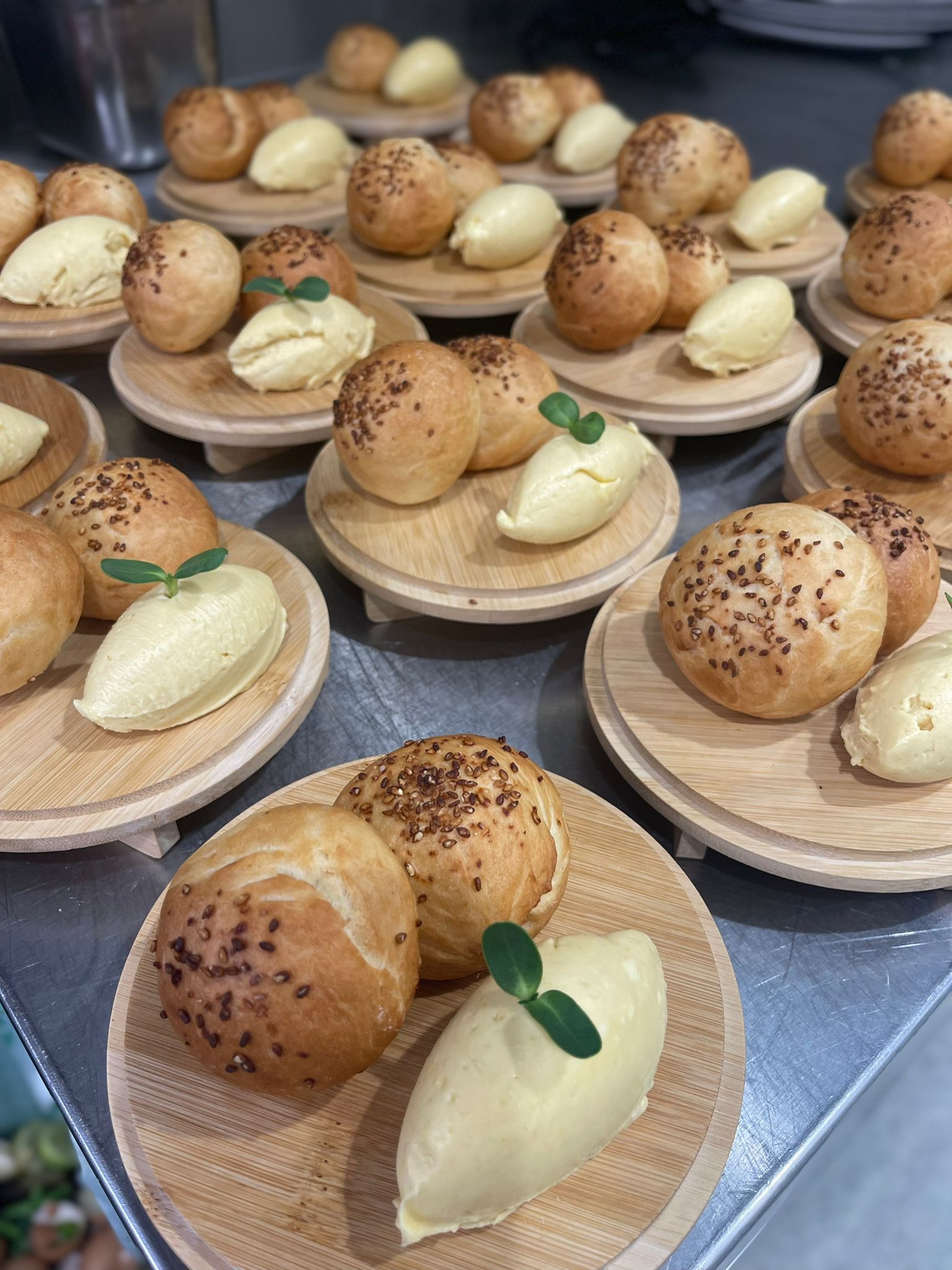 Brötchen mit einer Nocke Miso Butter
