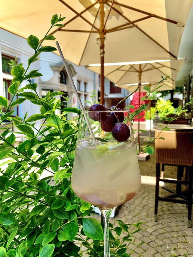 Cocktail im Garten genießen