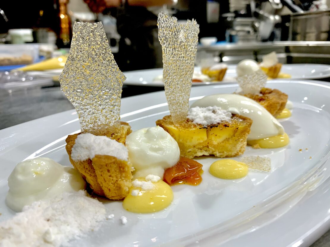 Dessert Tartlette mit Lemon Curd und Eiscreme