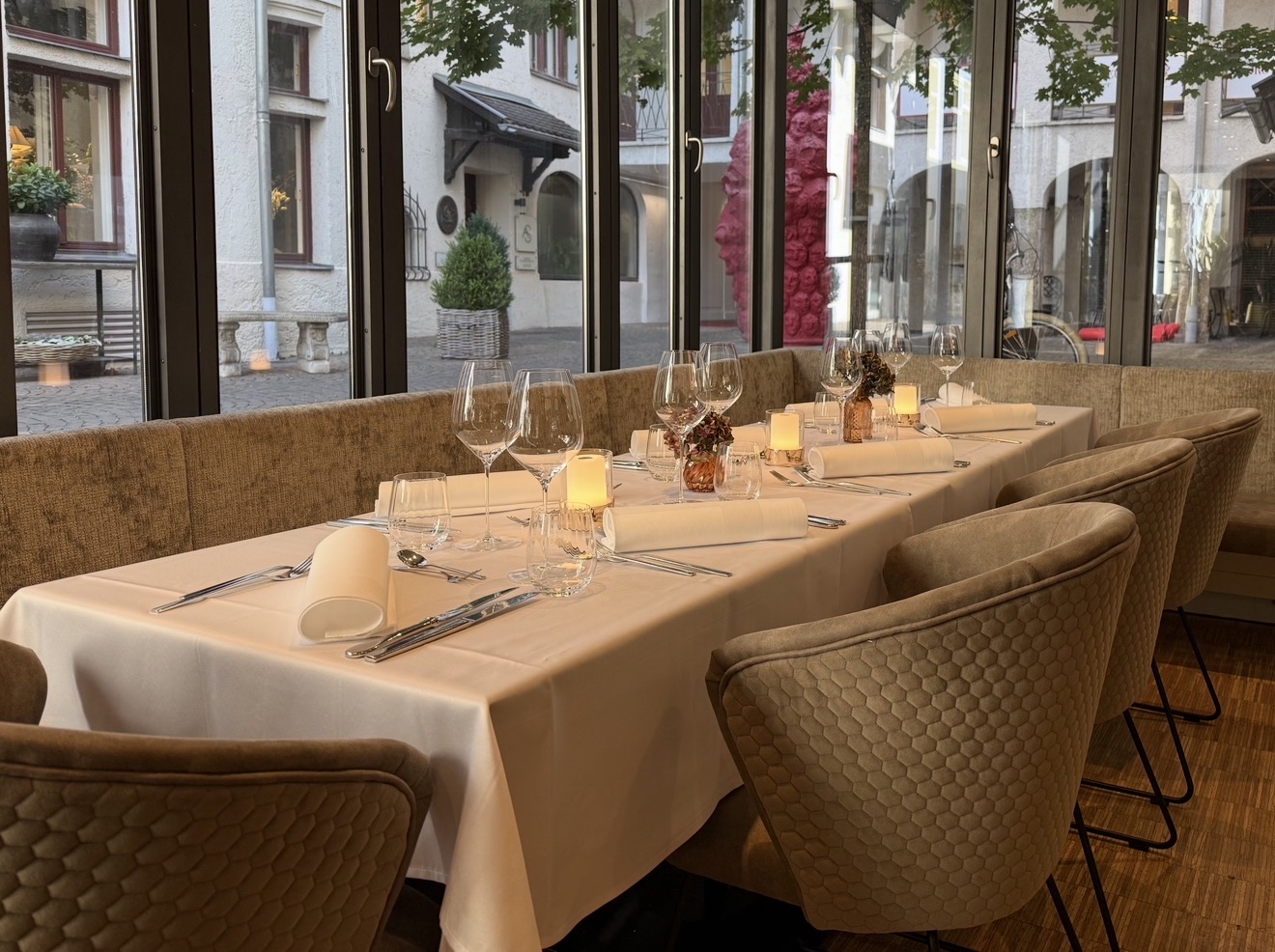 Innenansicht von einem gedeckten Tisch