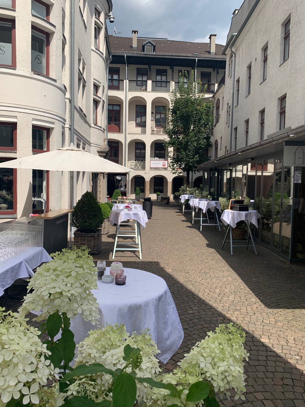 Innenhof für große Veranstaltung vorbereitet (1)