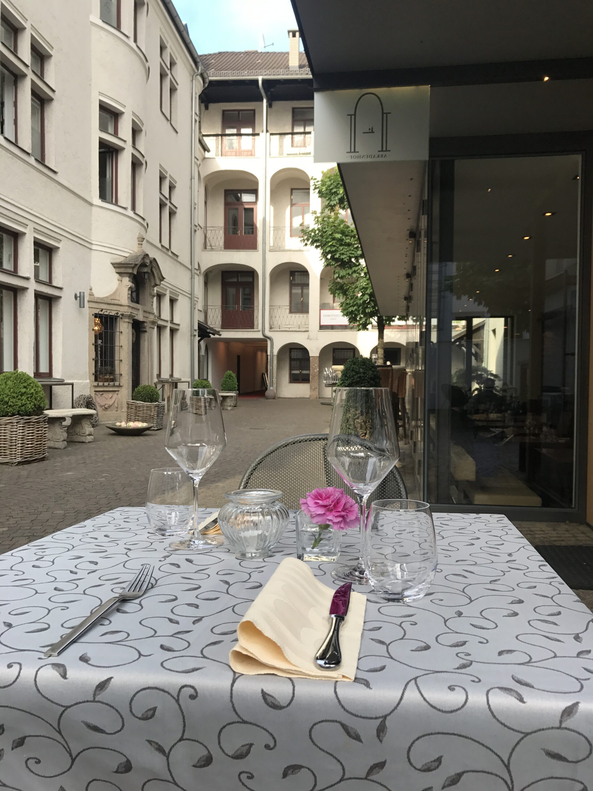 Innenhof vom Tisch im Garten auf die Arkaden