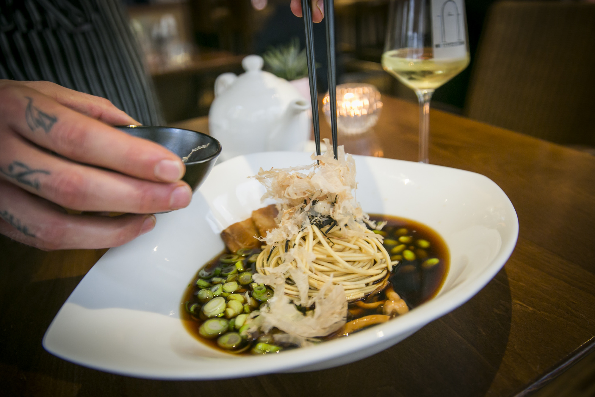 Ramen Suppe mit Stäbchen essen