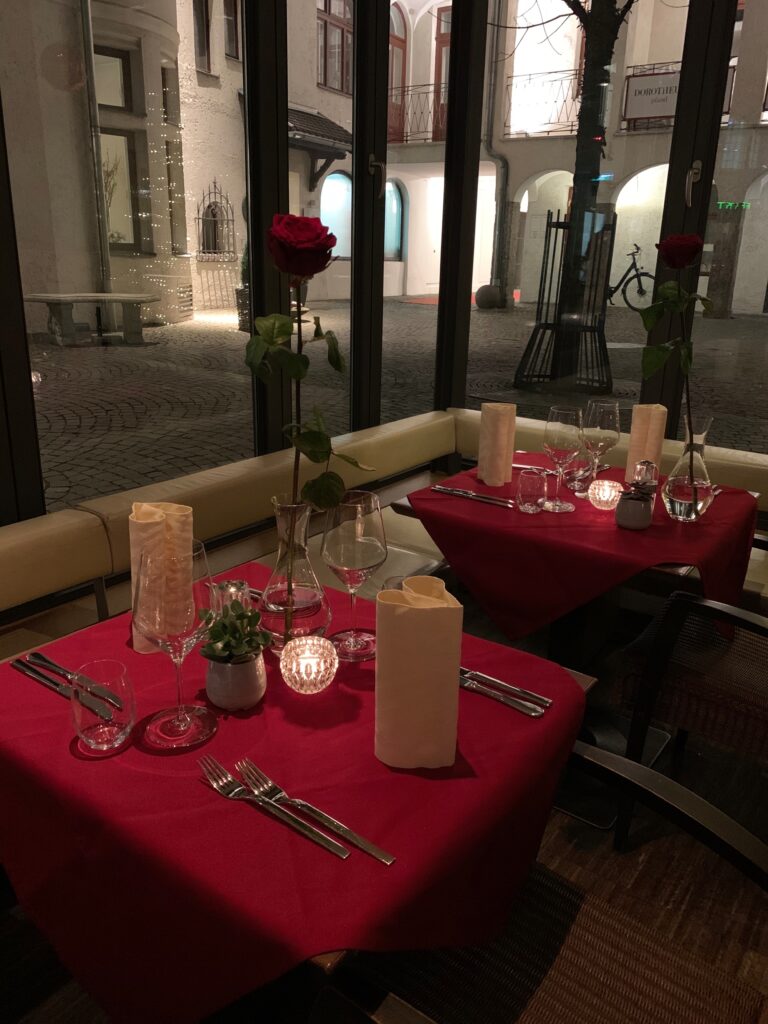 Valentinstag mit gedecktem Tisch und Rosen