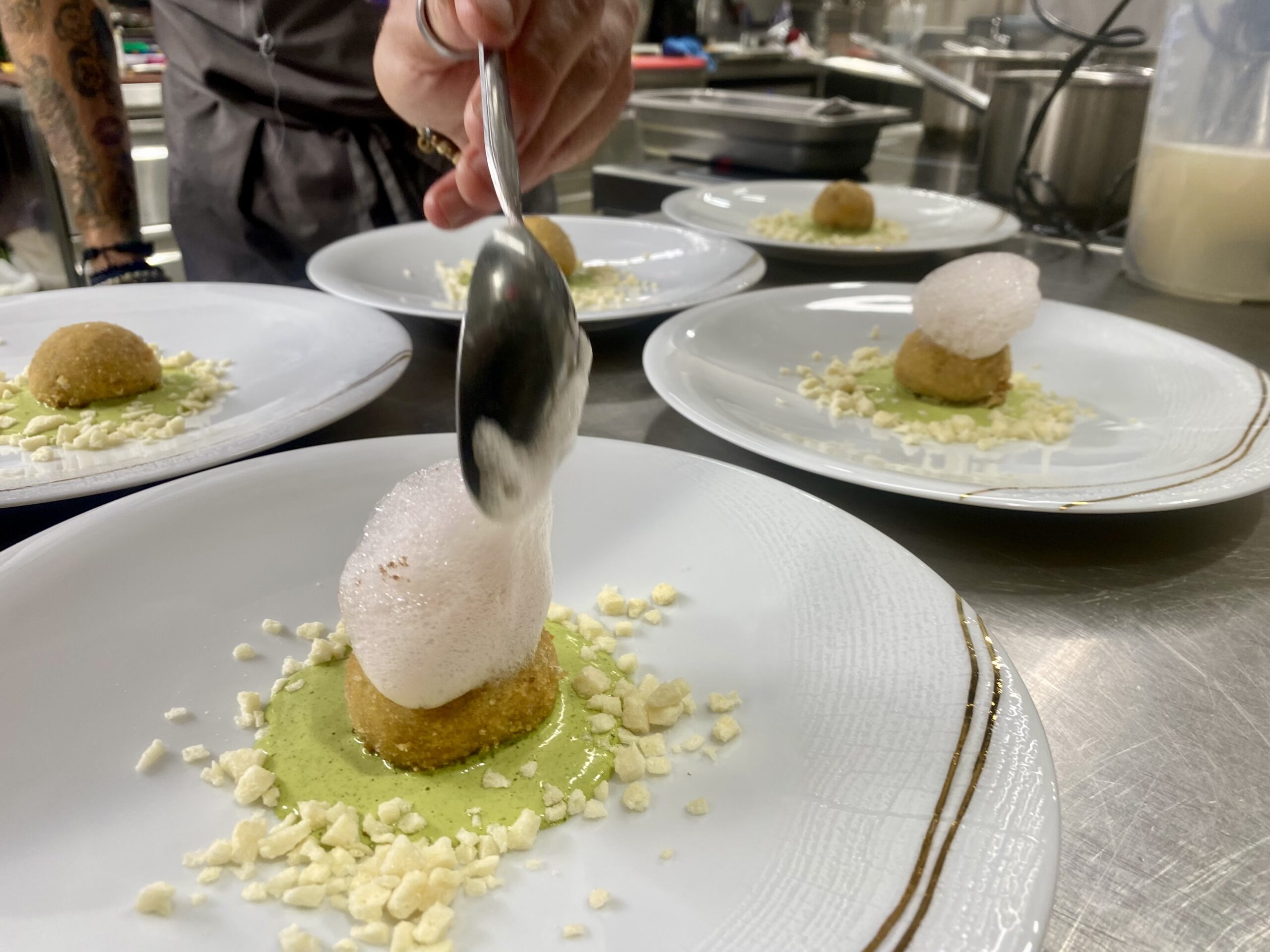 frische Vorspeisen mit heimischen Zutaten anrichten