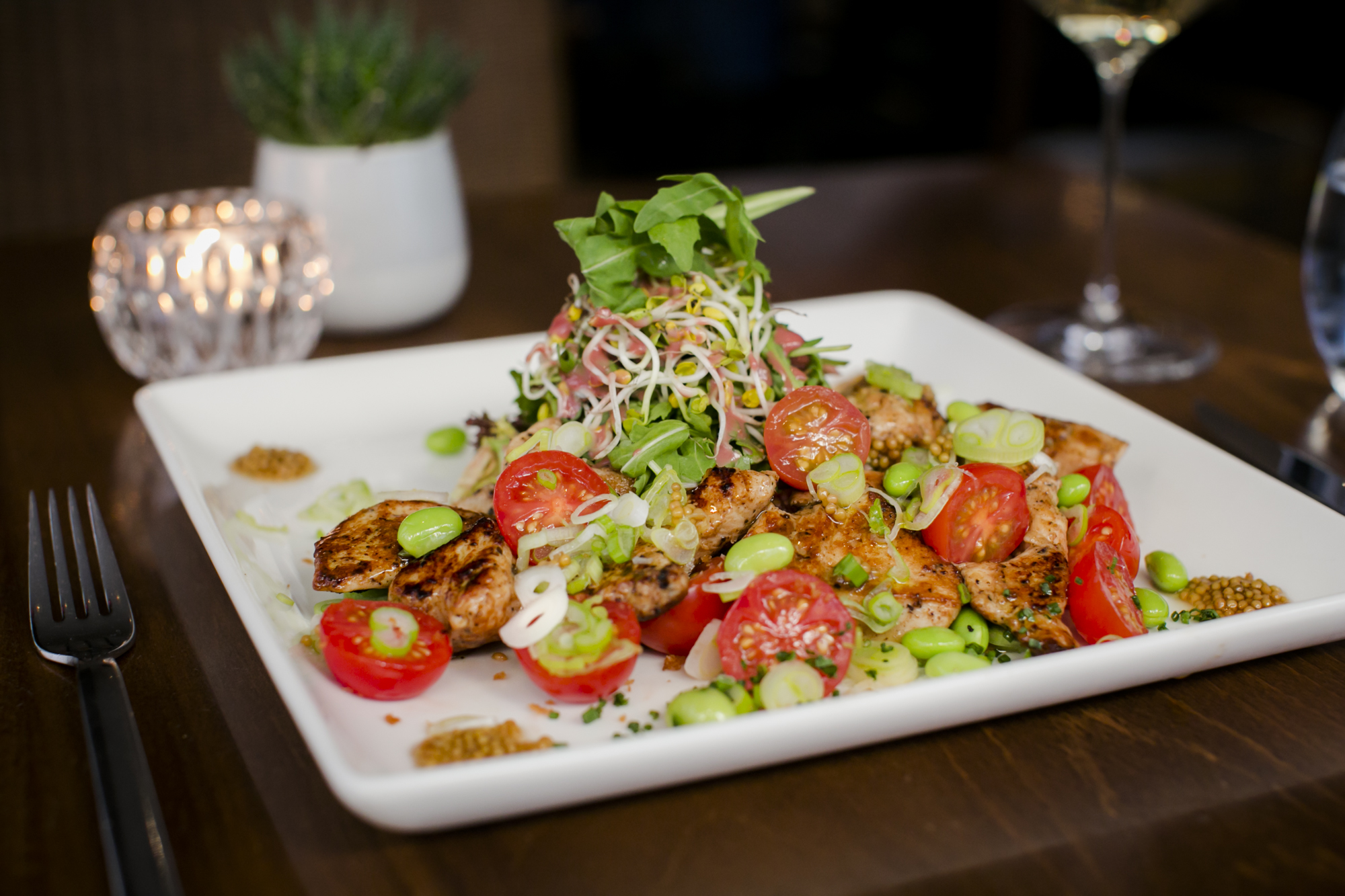 großer gemischter Salat mit Hühnerfiletstreifen Cocktailtomaten und Sojabohnen