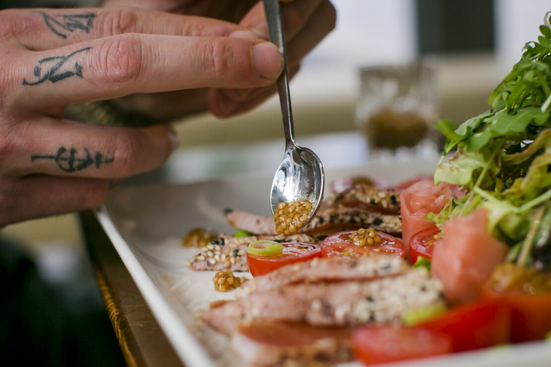 heimische Produkte frischer Salat mit Cocktailtomaten und Senfkaviar