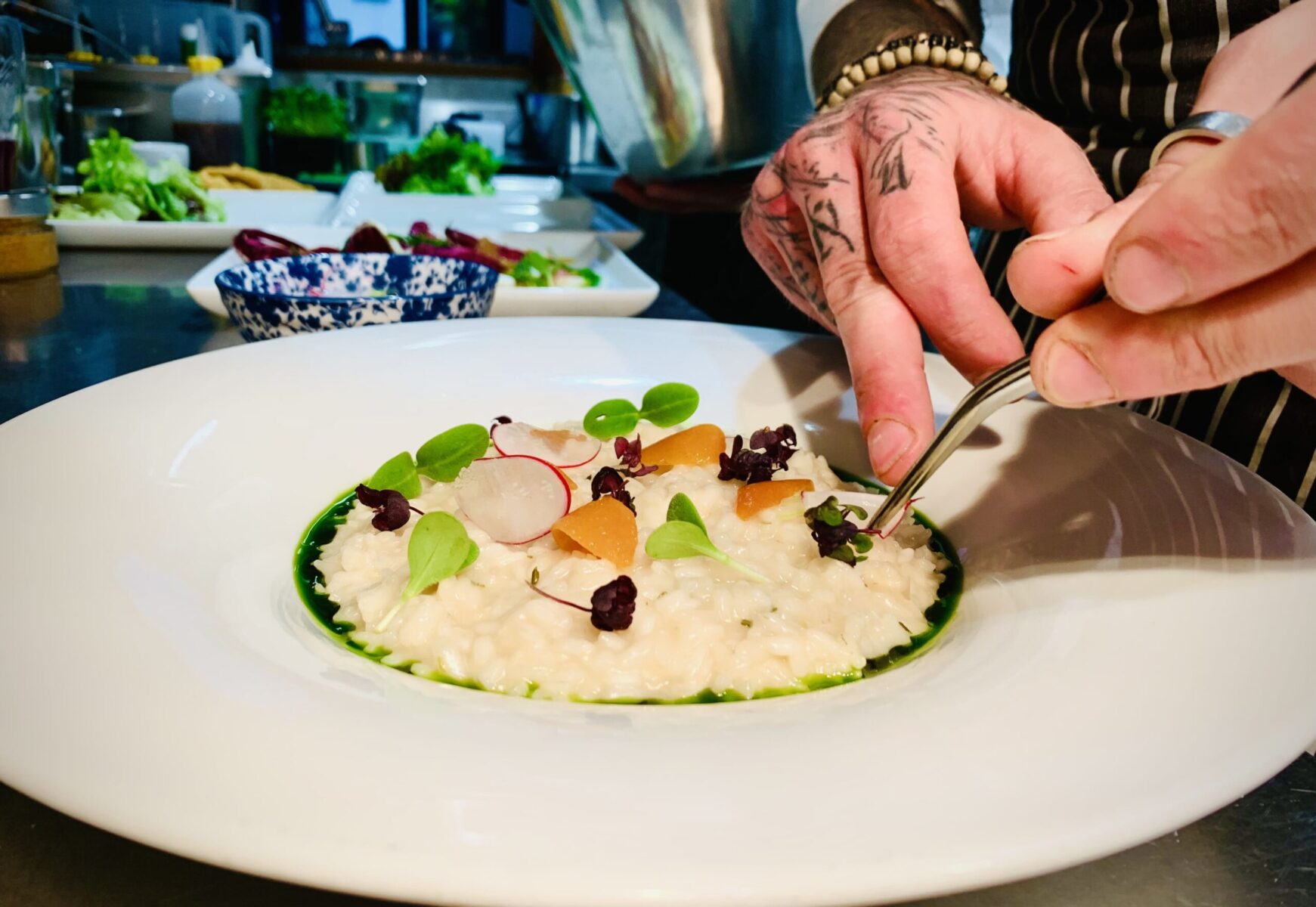 vegetarisches Risotto mit heimischen Microgreens und grünem Öl