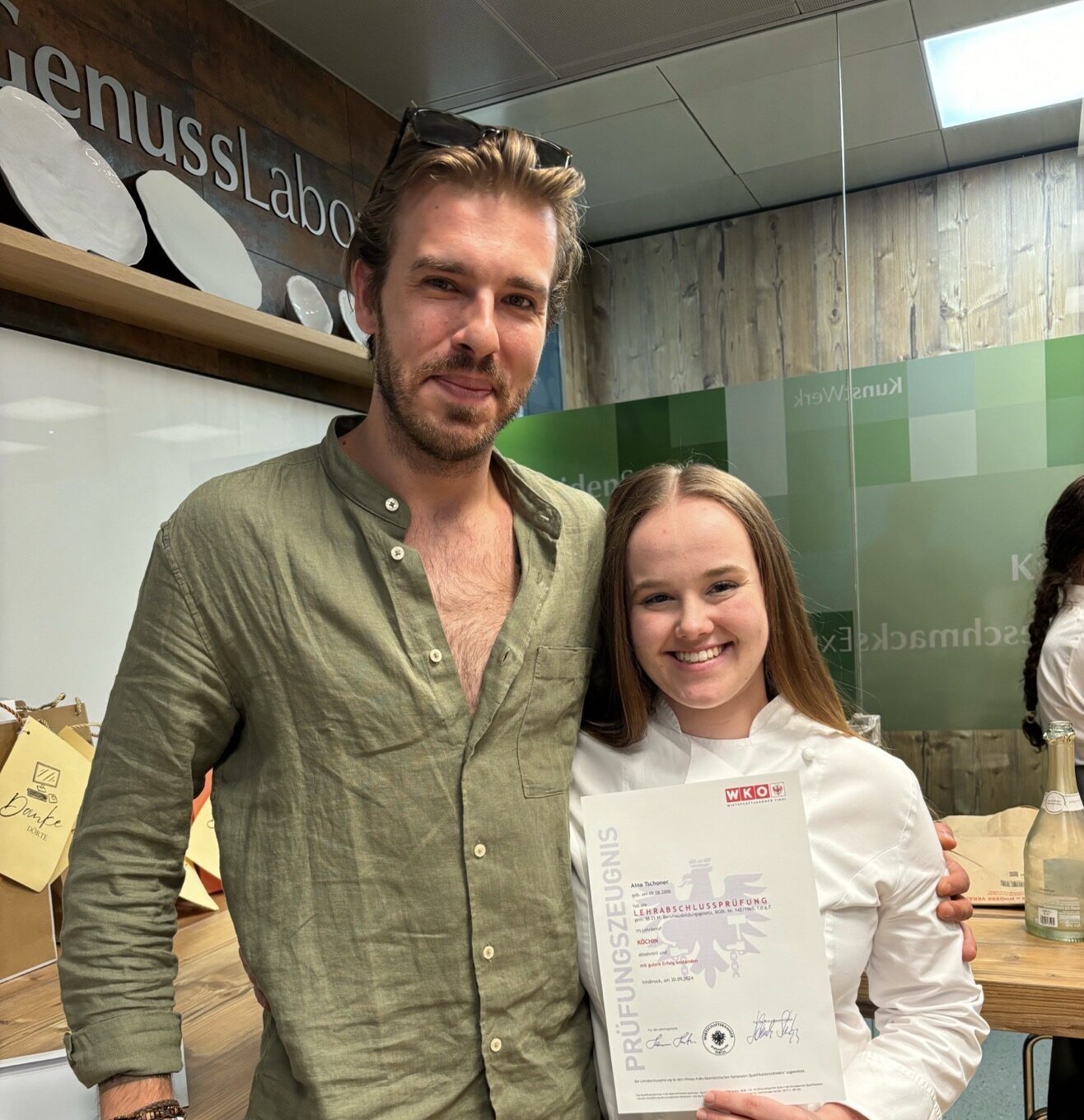 Chefkoch mit Lehrling nach bestandener Prüfung