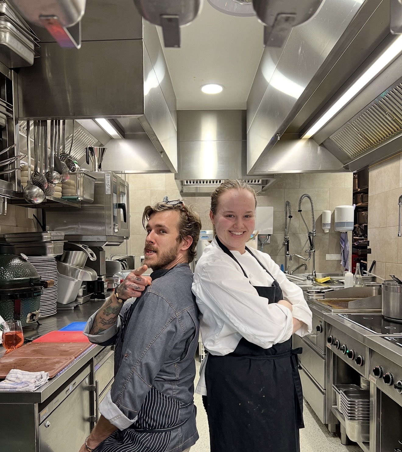 Chefkoch mit Lehrling in der Kueche