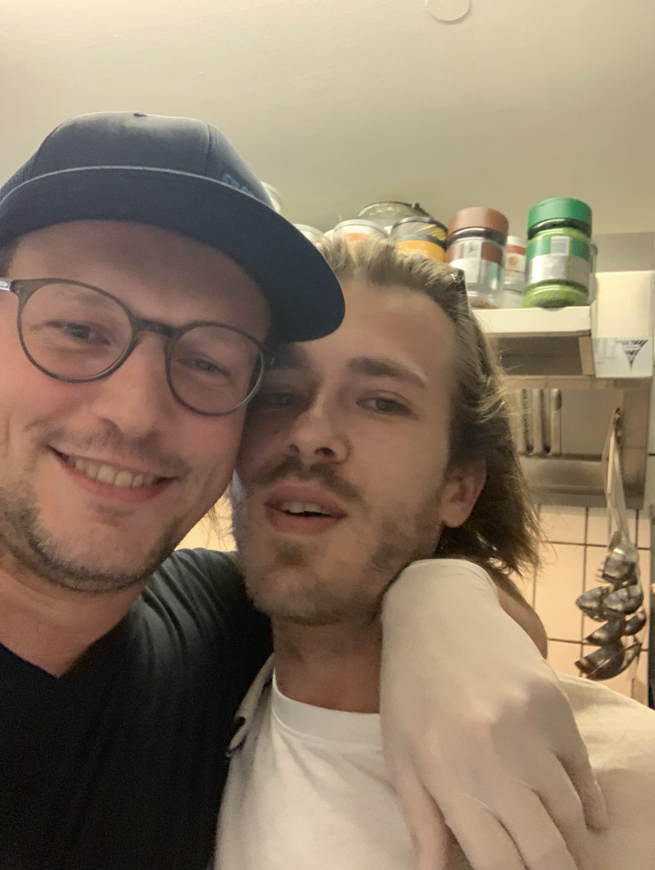 Chefkoch und Chef zusammen in der Kueche