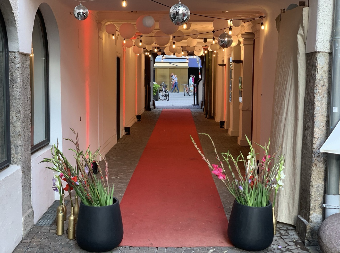 Durchgang mit rotem Teppich und Accessoire