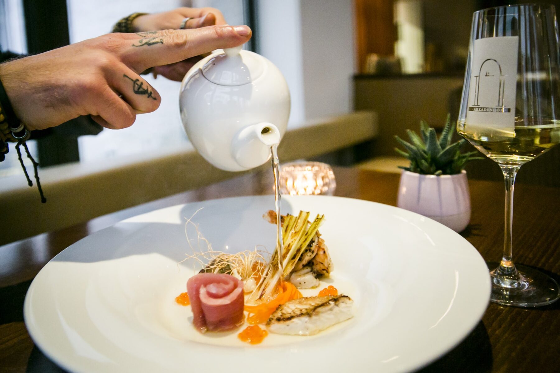 Fine Dining Suppe mit Fischeinlage angießen