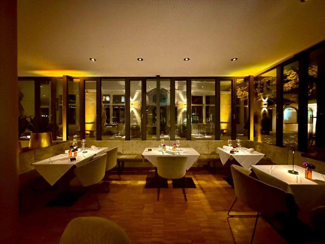 Innenansicht vom Restaurant mit vielen Lichtern und schönem Ambiente