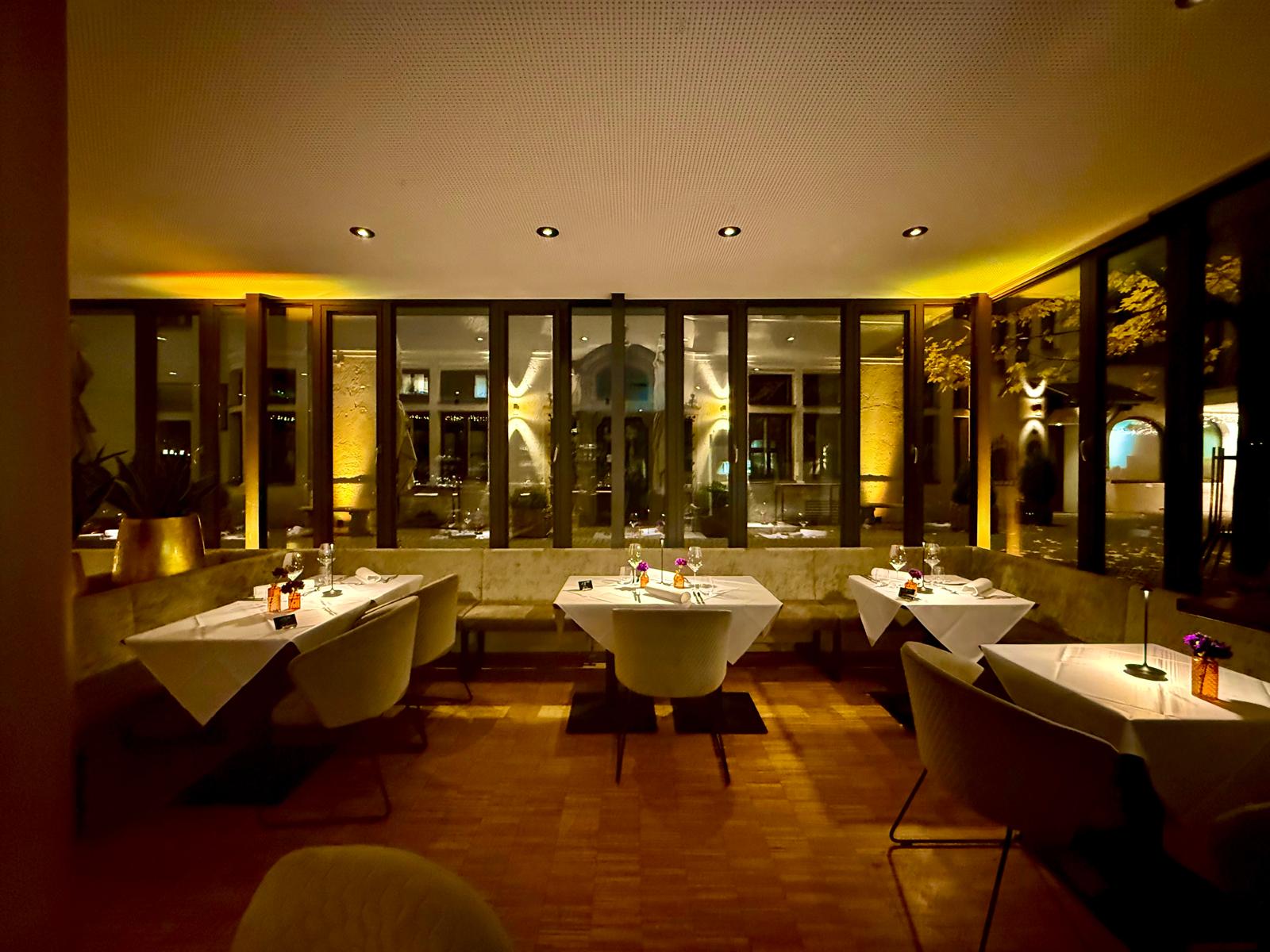 Innenansicht vom Restaurant mit vielen Lichtern und schönem Ambiente