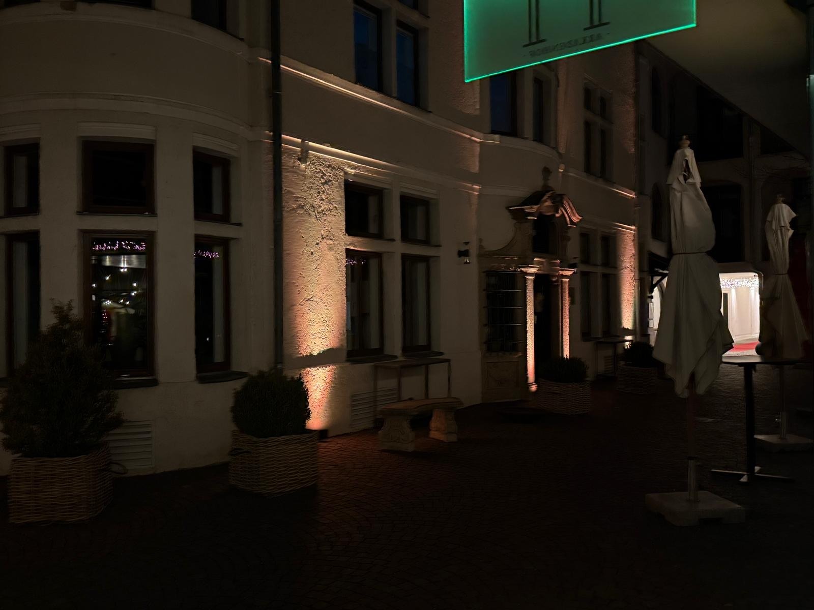 Innenhof mit Lichtstrahlern Ambiente