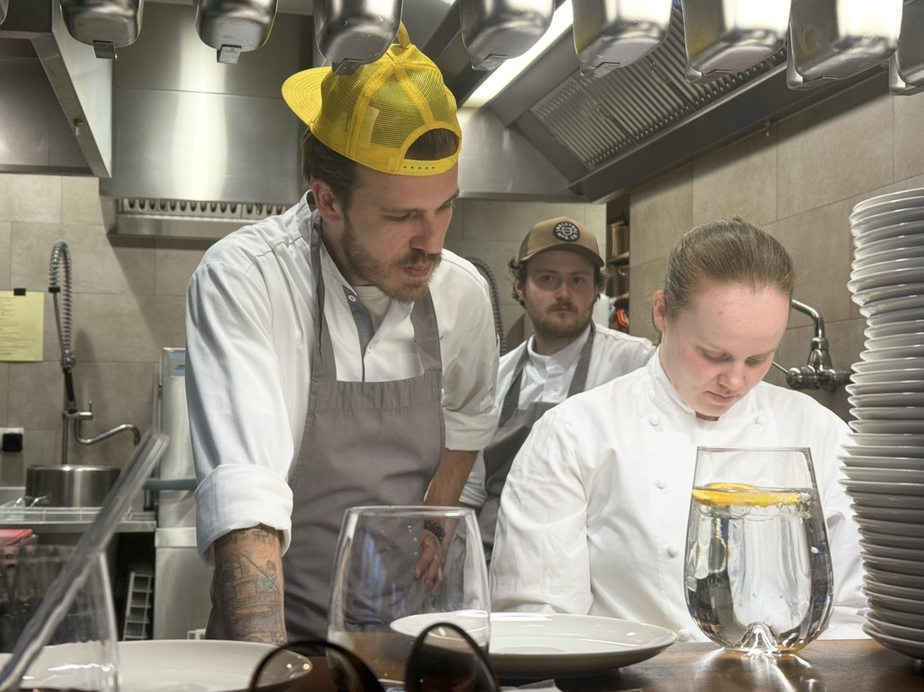 Kuechenteam in der Kueche vom Restaurant Cafe Arkadenhof