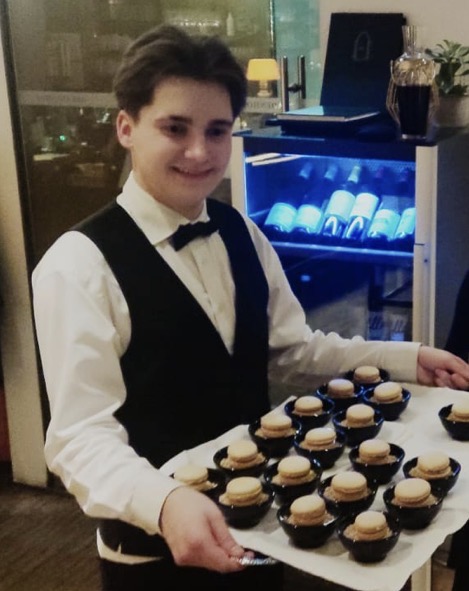 Mitarbeiter mit selbstgemachten Maccarons