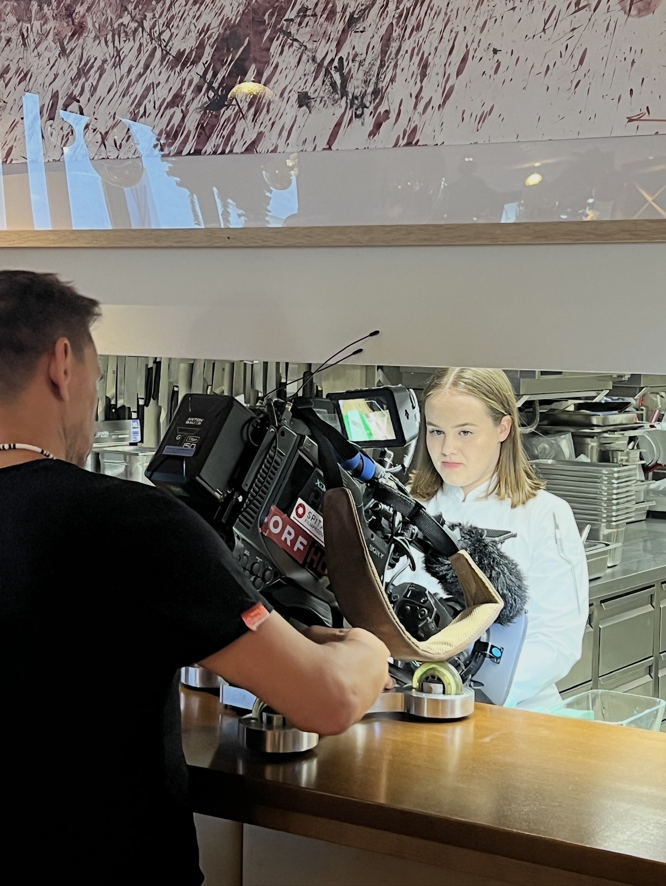 ORF Kameramann filmt Koechin in der Kueche