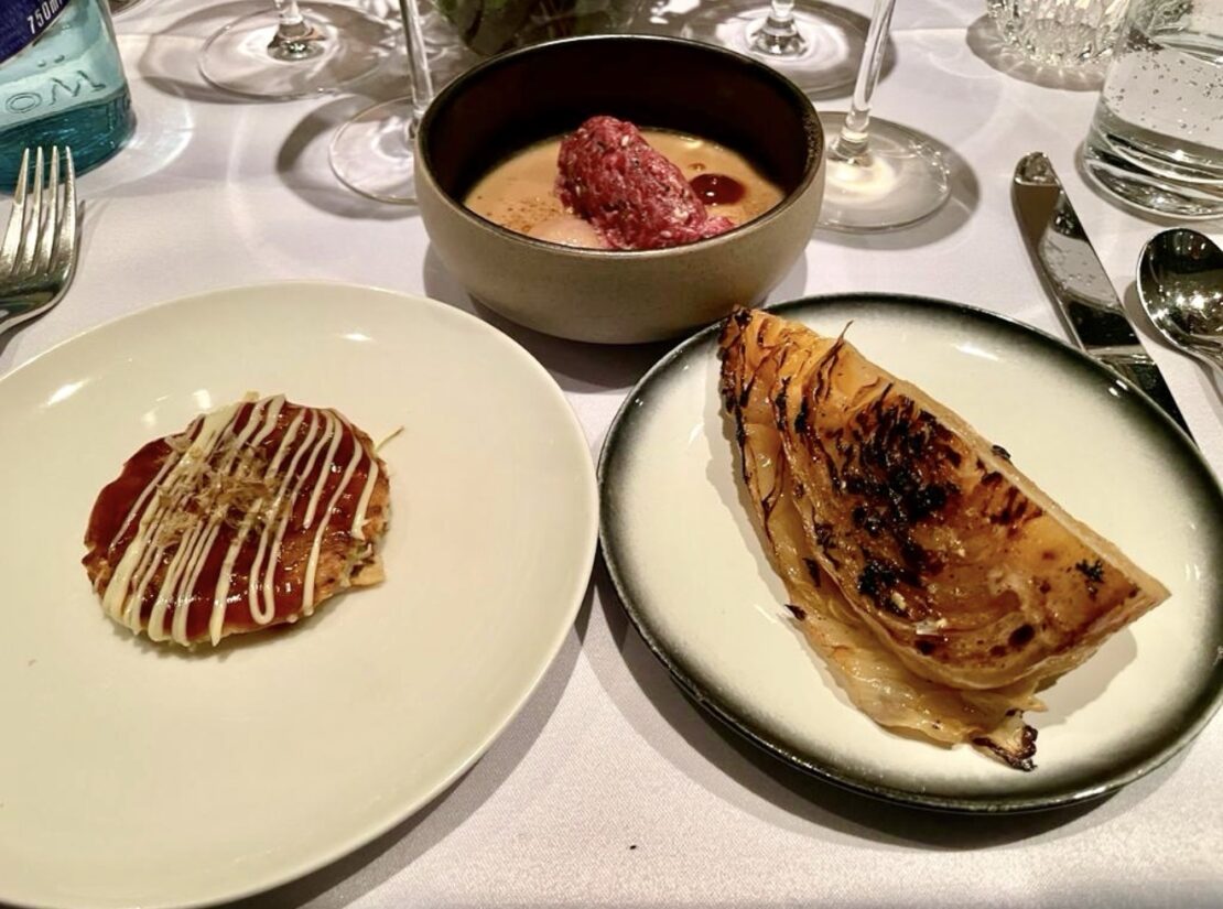 Okonomiyaki mit Spitzkohl und Beef Tatar auf Chawanmushi