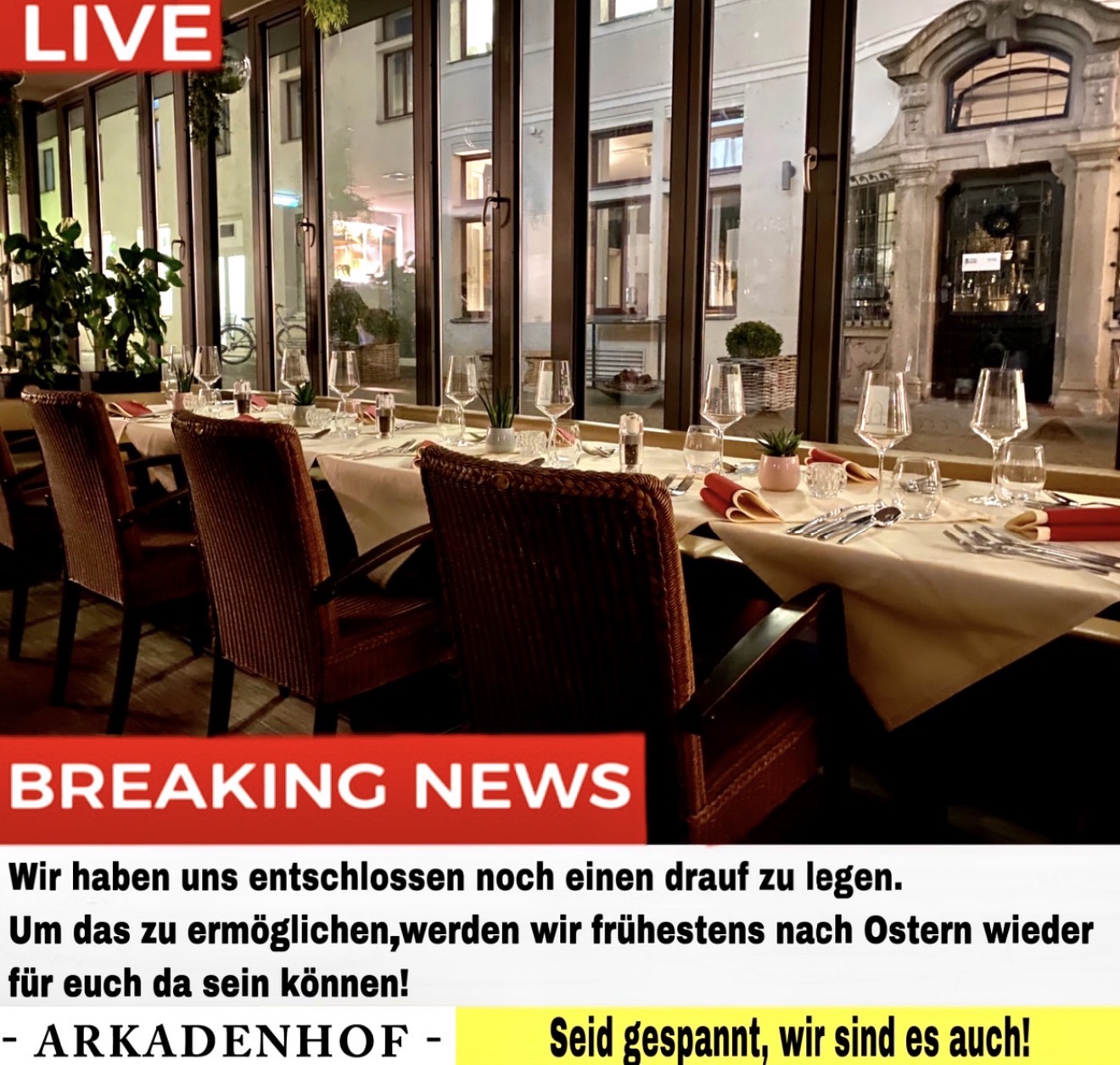 Tafel im Innenbereich vom Lokal und Fensterfront mit Sicht in den Innenhof