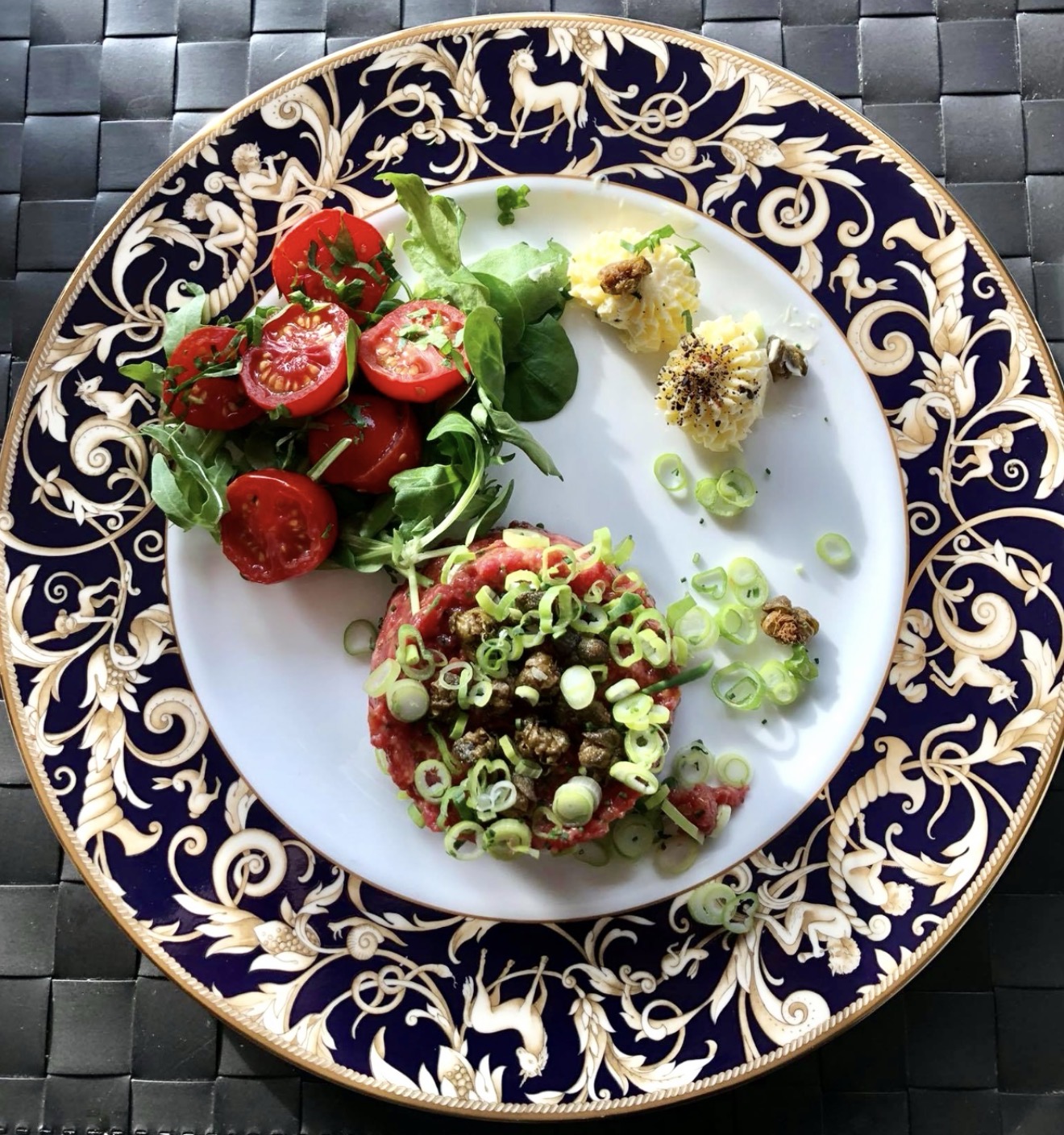 Versace Teller mit Beef Tatar und Cherrytomaten