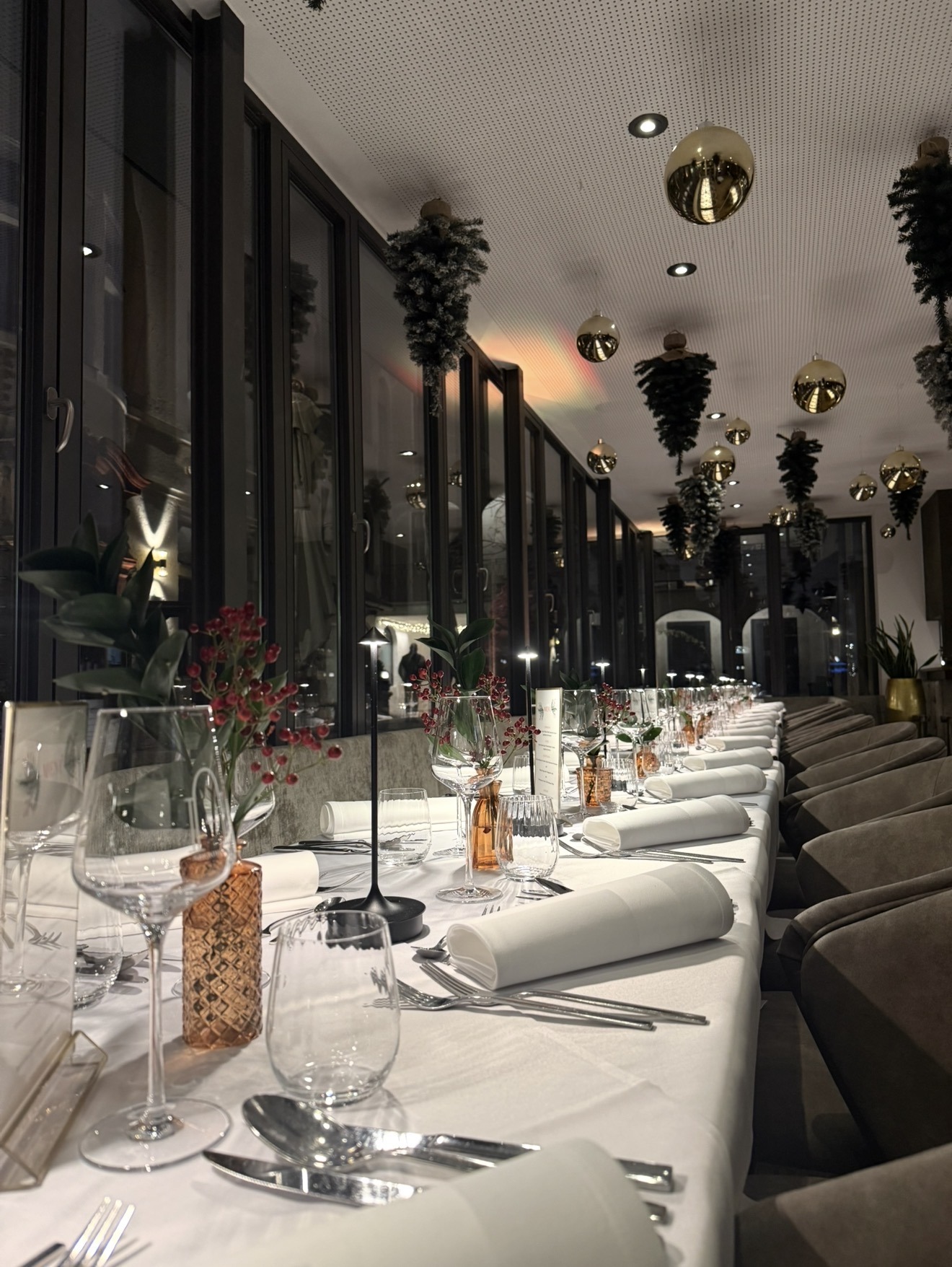 gedeckte Tafel mit Riedel Glaeser fuer Geburtstagsfeier Hochzeit oder Sponsion Promotion Party