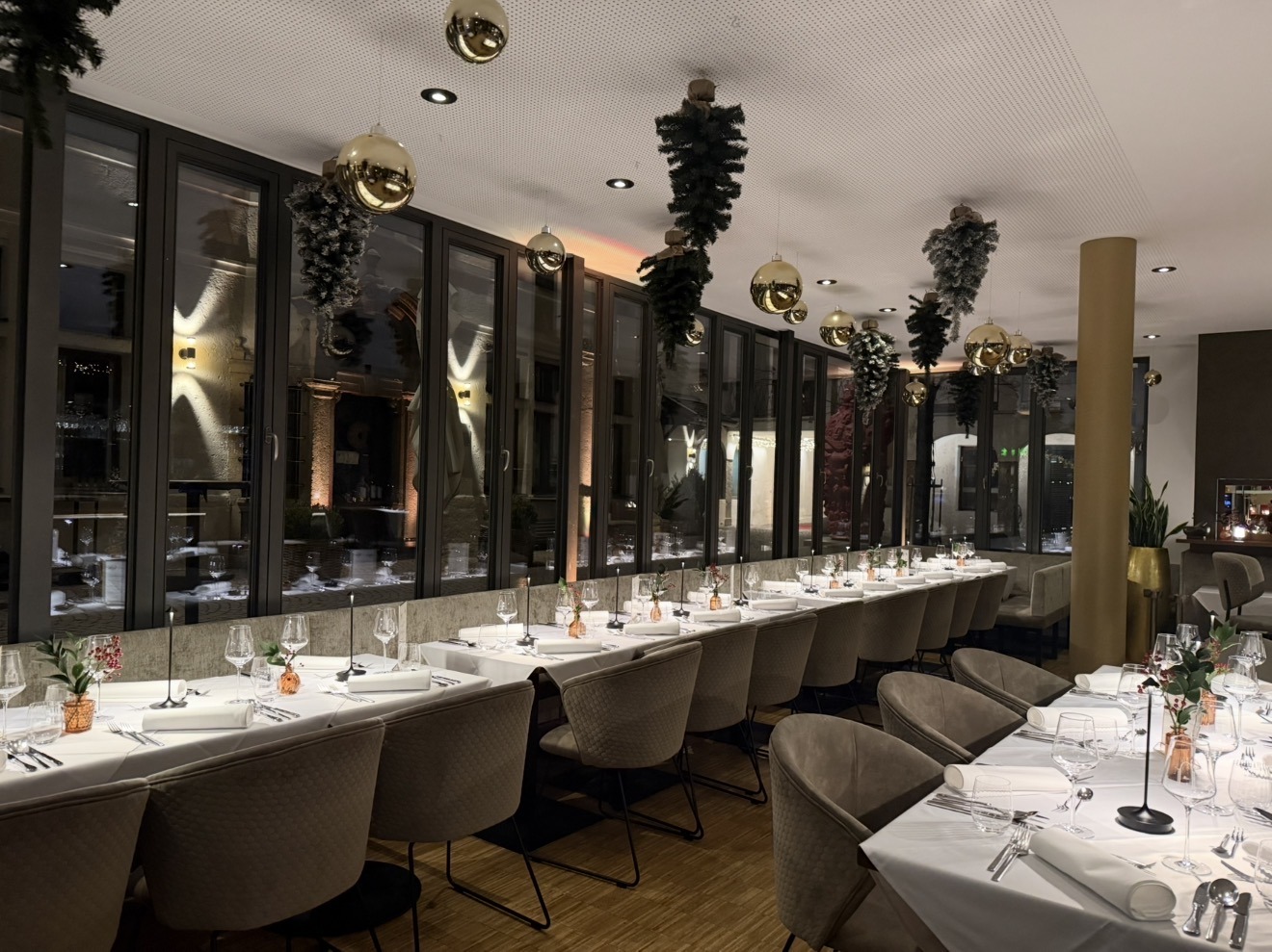 gedecktes Restaurant fuer Geburtstagsfeier Hochzeit oder Sponsion Promotion Party