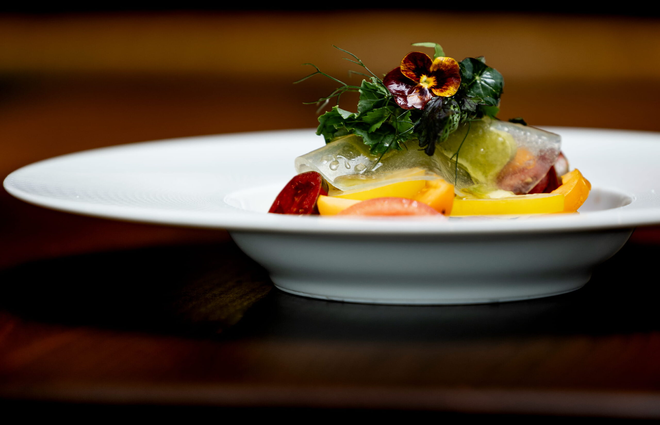 Vorspeise mit Tomaten und Wildkraeutern