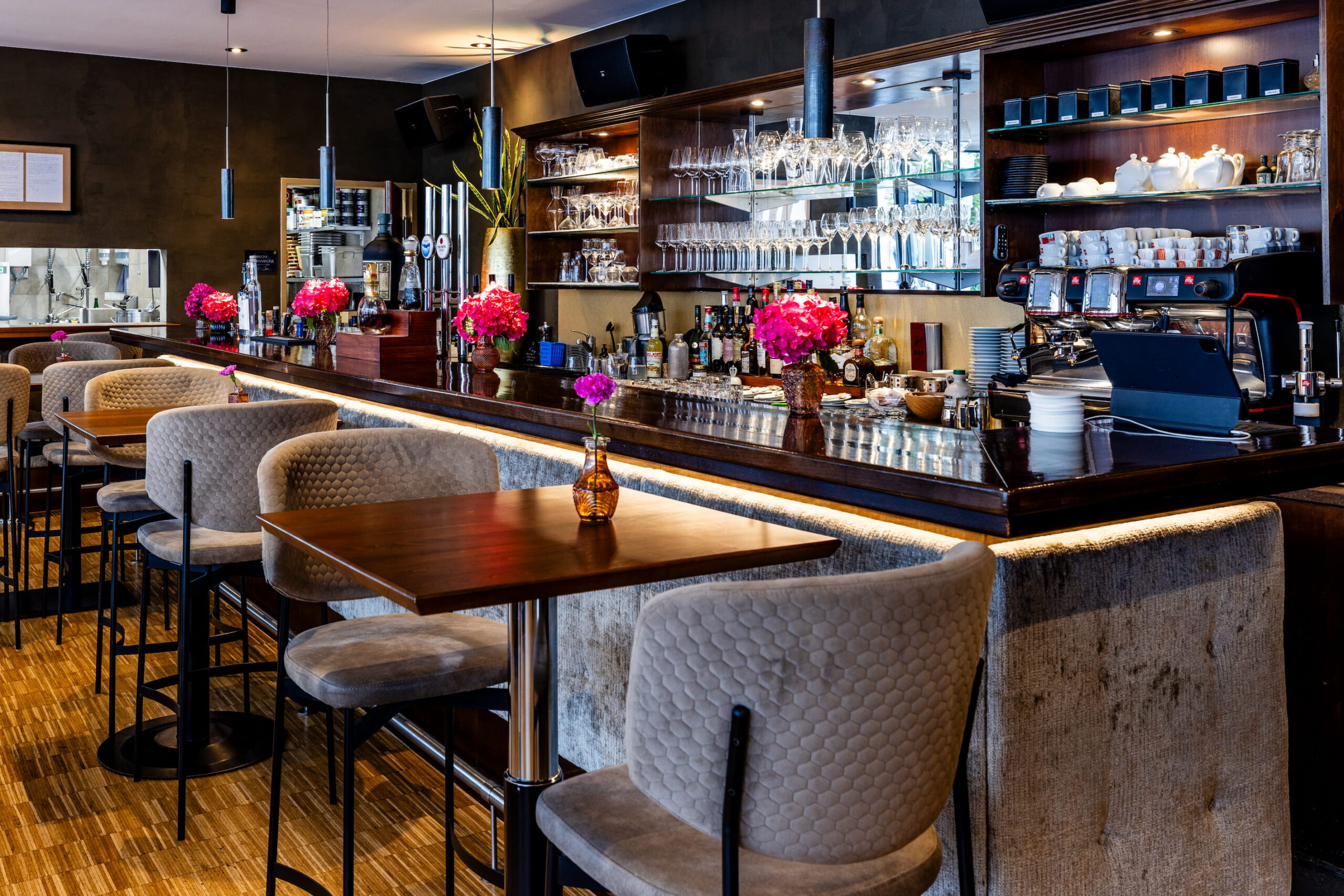 leere Bar mit Stehtischen davor